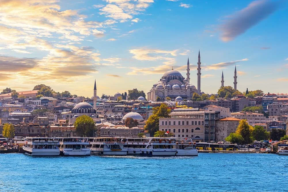 Dolmabahçe Sarayı, Boğaz Turu, Eminönü Meydan, Mısır Çarşısı, Yeni Cami, Rüstem Paşa CamiEyüp Sultan Hz. Türbesi, Pierre Loti Tepesi