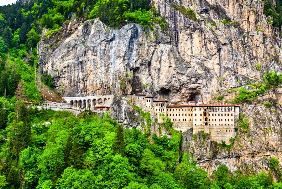 RİZE-SÜRMENE-TRABZON– SÜMELA MANASTIRI-GÜLBAHAR HATUN CAMİİ-ATATÜRK KÖŞKÜ-AYASOFYA-KAZAZİYE TELKÂRİ ATÖLYESİ-TRABZON-ANTALYA